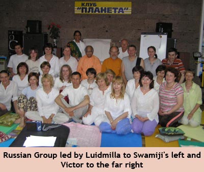 Russian Group led by Luidmilla to Swamiji's left and Victor to the far right