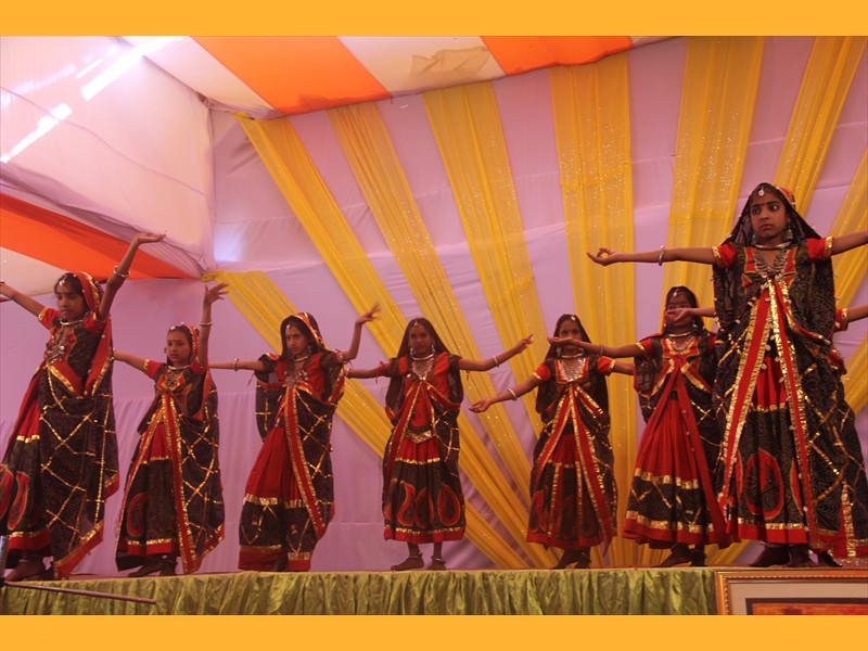 KHEL students dance