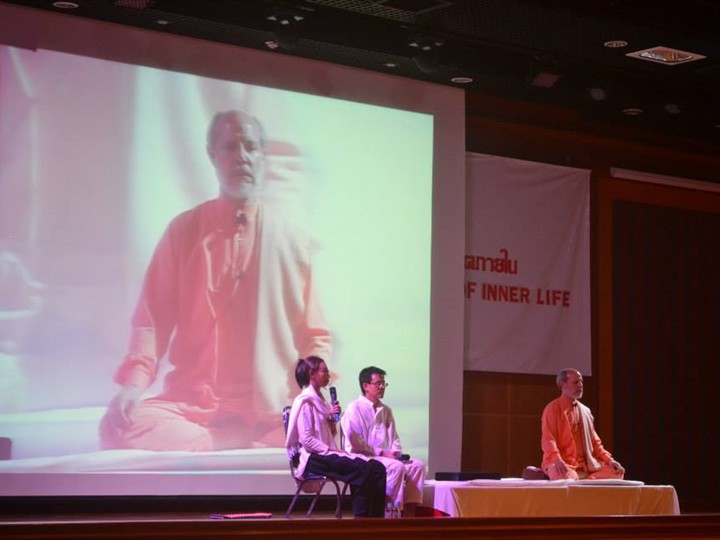 05b_Swami_Ritavan_leading_session_at_Thailand_seminar_May_2013