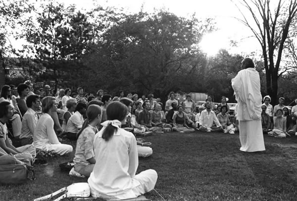Swami-Rama-lecturing-at-Willow-River